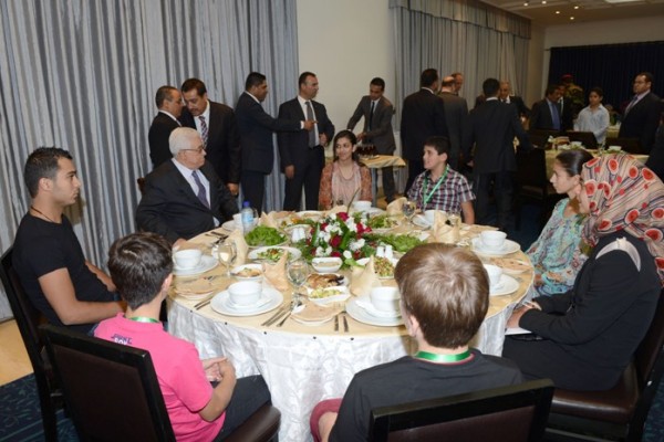 الرئيس يقيم مأدبة إفطار على شرف مجموعة من الأطفال الأيتام 