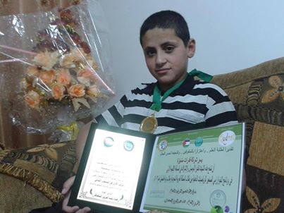 الطفل محمود نايف رجوب (13) عاما يفوز بجائزة اقليمية بالسعودية 