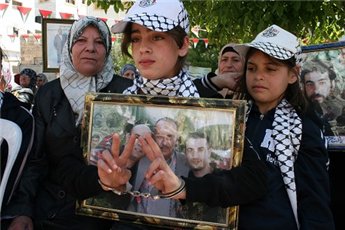 عبير...الطفلة الفلسطينية التي استشهدت لما منعوها من رؤية والدها الاسير 