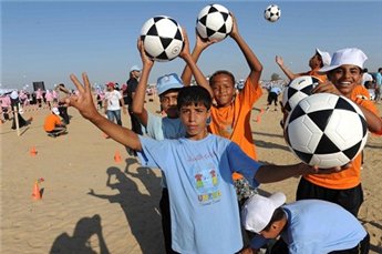 في رفح- 2011 طفلا يدخلون موسوعة "غينتس" في طبطبة كرم القدم