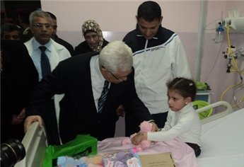الرئيس يعود الاطفال المصابين  بالحادث ويتبرع بالدم ويعتبره فاجعة وطنية