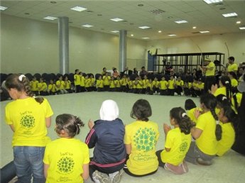 أطفال مخيمي الجلزون وشعفاط يلعبون الكابويرا سويا لأول مرة