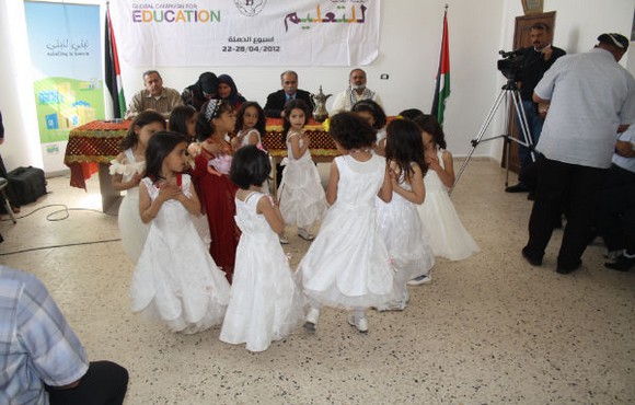  مئات الالاف من اطفال فلسطين يرسمون المستقبل  