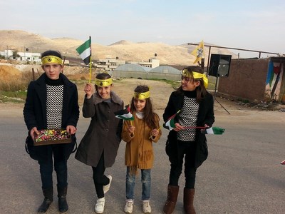 اشبال وزهرات منطقة واد الفارعة اقليم طوباس يوزعون الحلو بذكرى انطلاقة الثورة