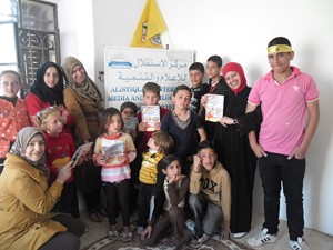 مؤسسة الأشبال والزهرات و مركز الاستقلال للإعلام والتنمية في اقليم وسط  الخليل  يتعاونوا مع أطفال البلدة القديمة بعمل تطوعي بمناسبة يوم الطفل الفلسطيني