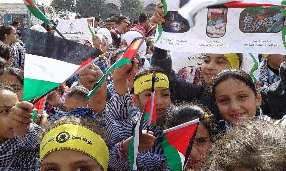 ضمن فعاليات الحمله الوطنيه للمطالبه بحماية دوليه لاطفال فلسطين اشبال وزهرات حركة فتح تنظم وقفة احتجاجيه ضد جرائم الاحتلال ومطالبة بحمايه دوليه  #‏نعم_لحماية_دولية_لاطفال_فلسطين